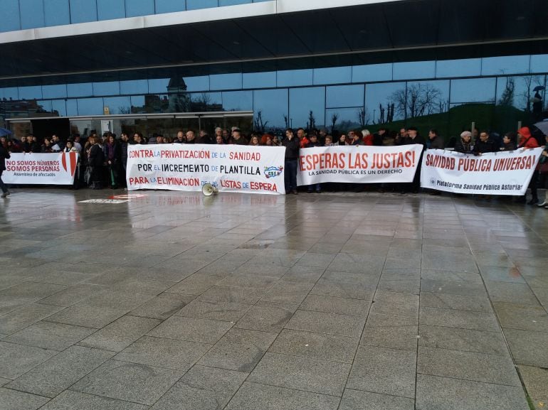 Concentración ante el HUCA en exigencia de soluciones para las listas de espera