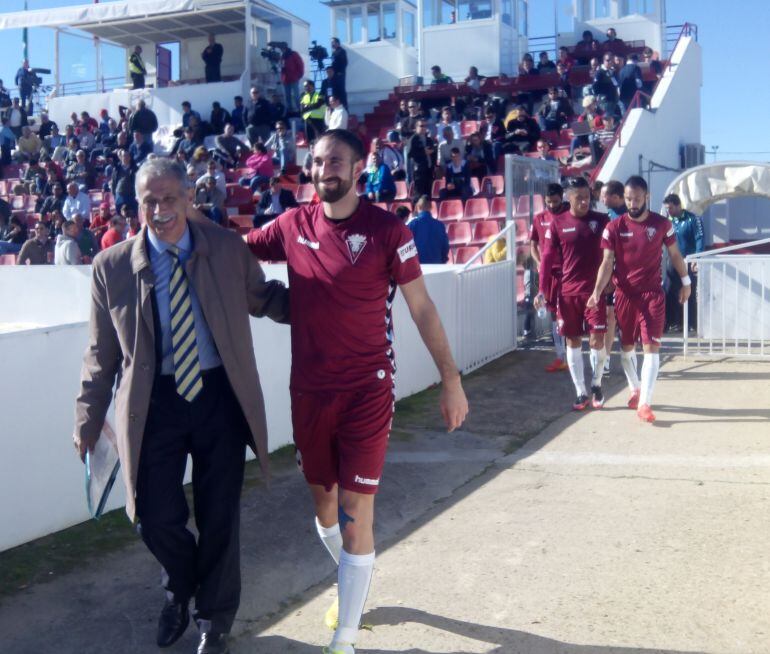 Juanjo junto con el delegado del Cádiz Antonio Navarrete. Detrás Andrés Sánchez.