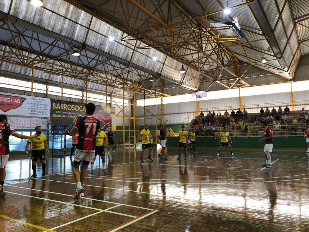 Muy digno el empate del Carnes do Ribeiro en su cancha,frente al Chapela, en la segunda jornada de la primera división nacional de balonmano. Al final 32 a 32.