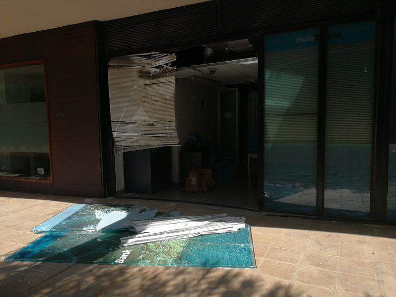 Sucursal bancaria tras ser atracada