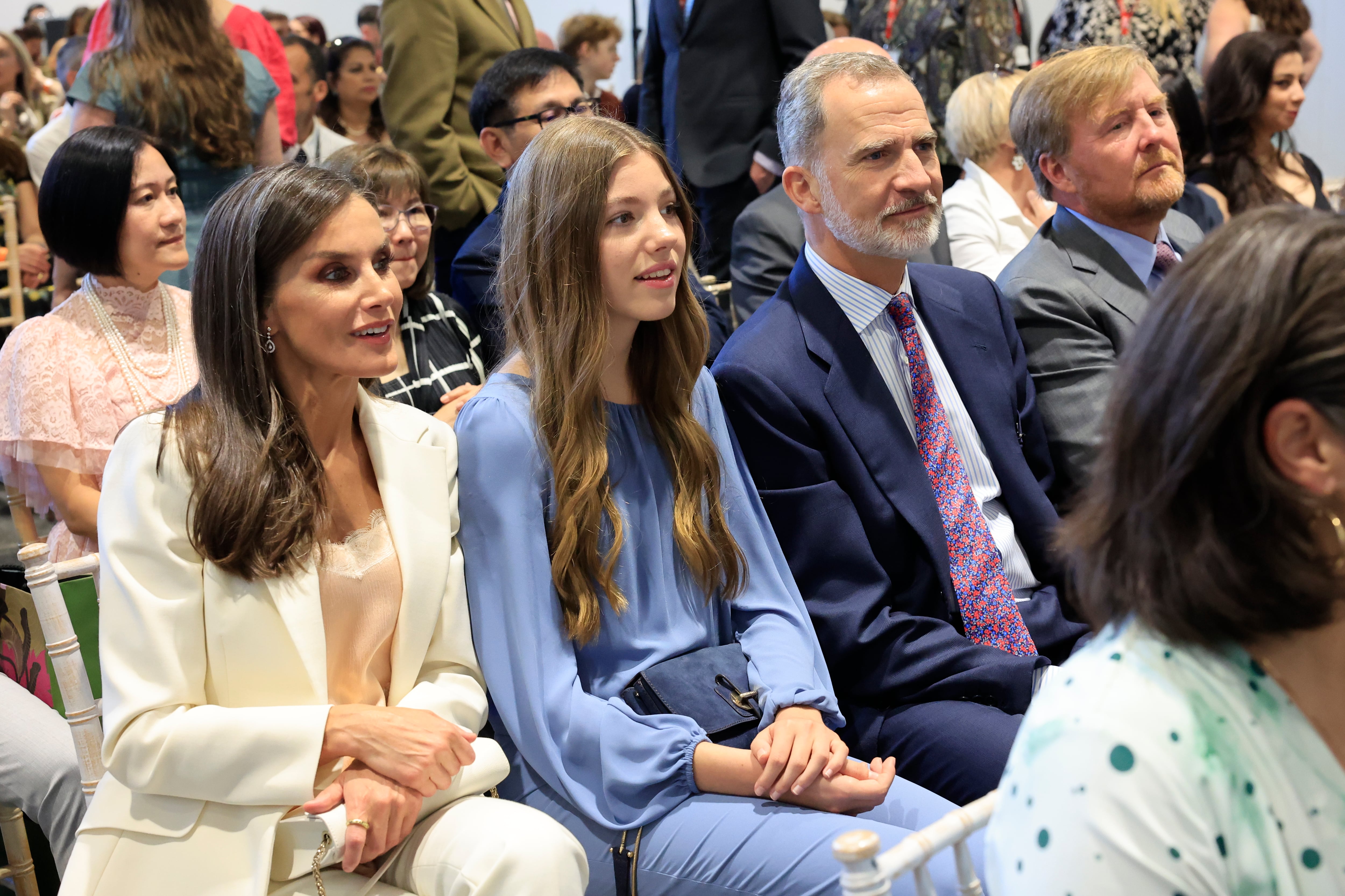 Los Reyes Felipe y Letizia, junto a la infanta Sofía, durante el acto de graduación de la princesa Leonor