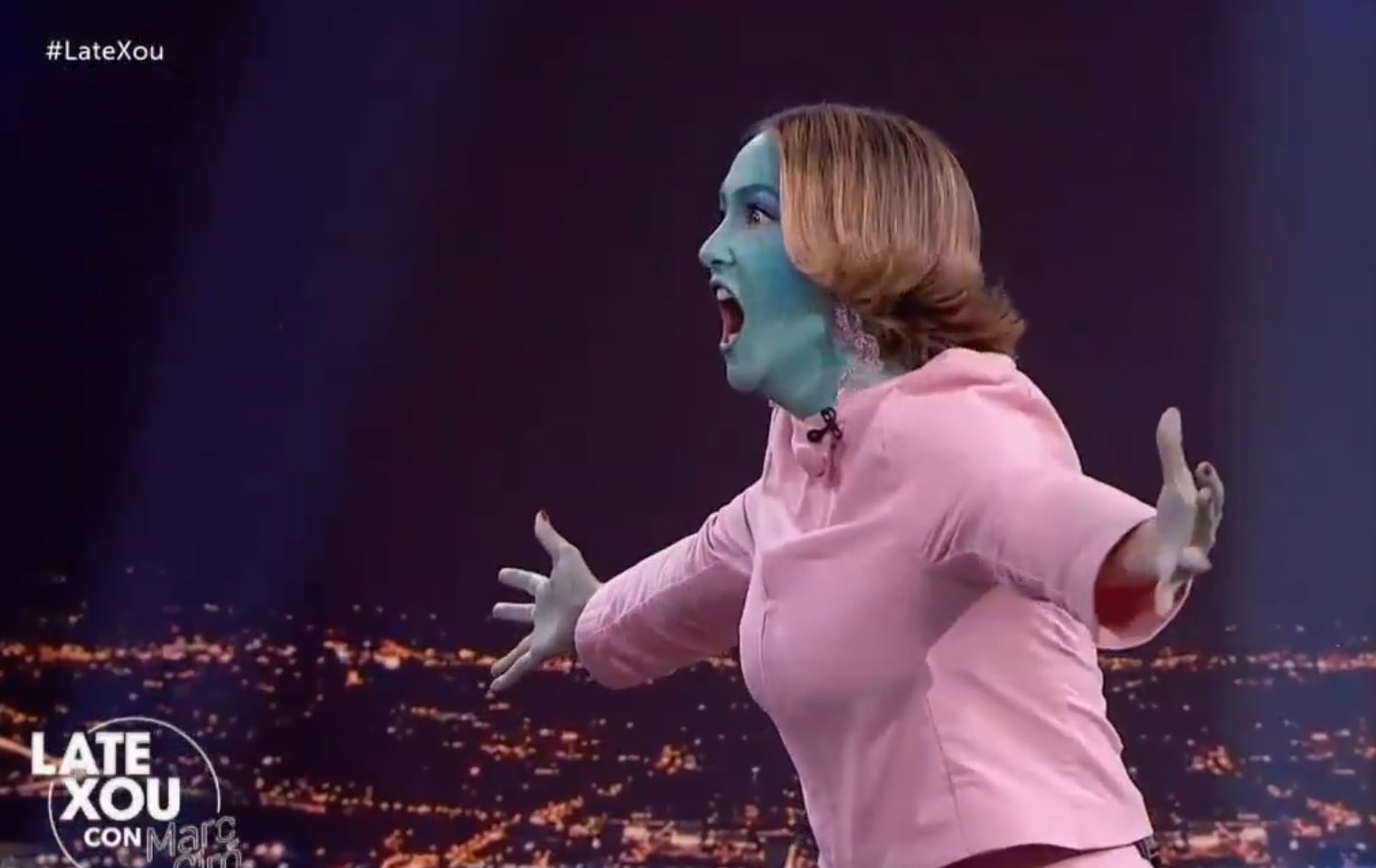 Rigoberta Bandini, se enfrenta a un oso en el plató de Late Xou.