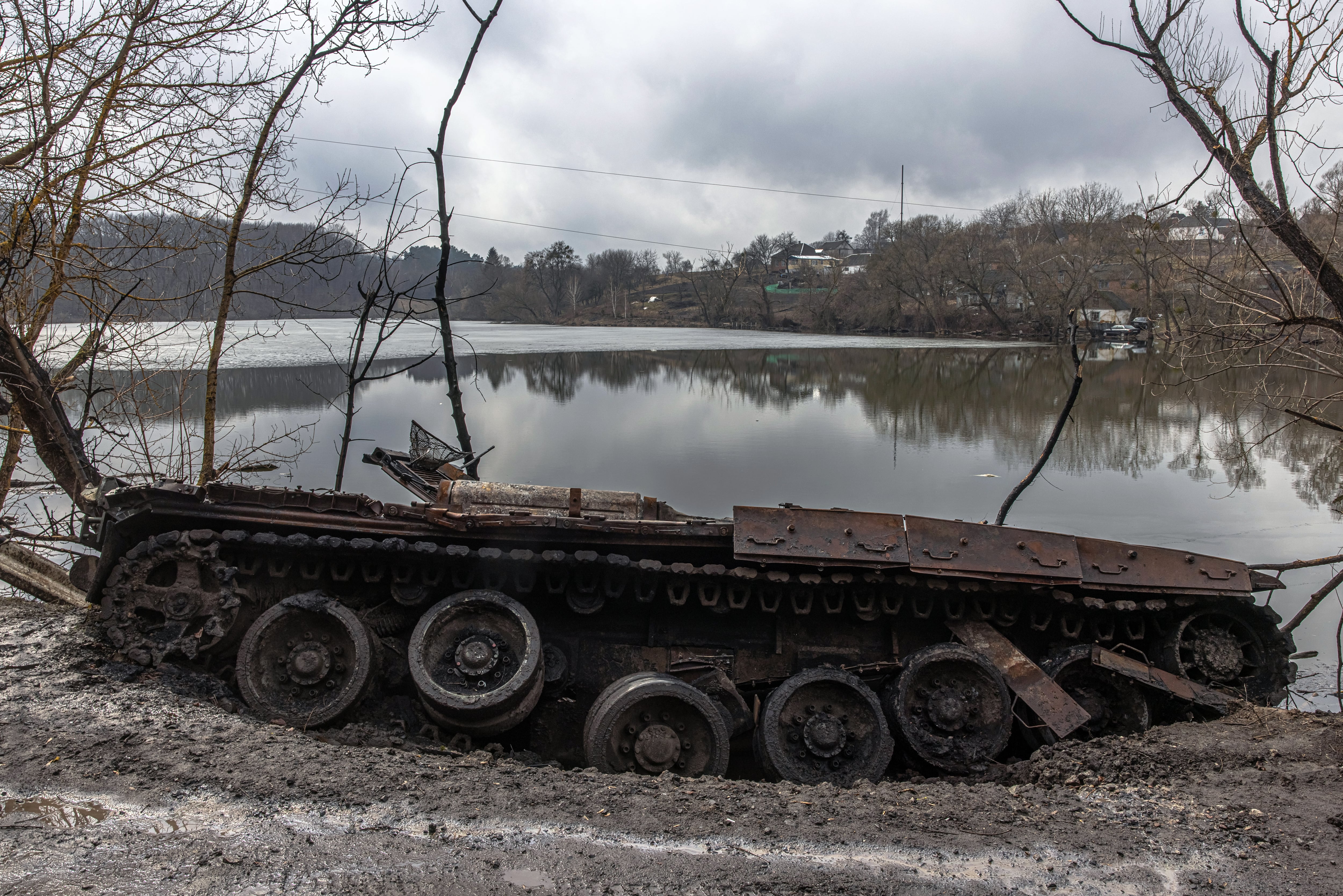 Vista de un tanque ruso destruido en la ciudad de Trostyanets, en la región de Sumy en Ucrania.