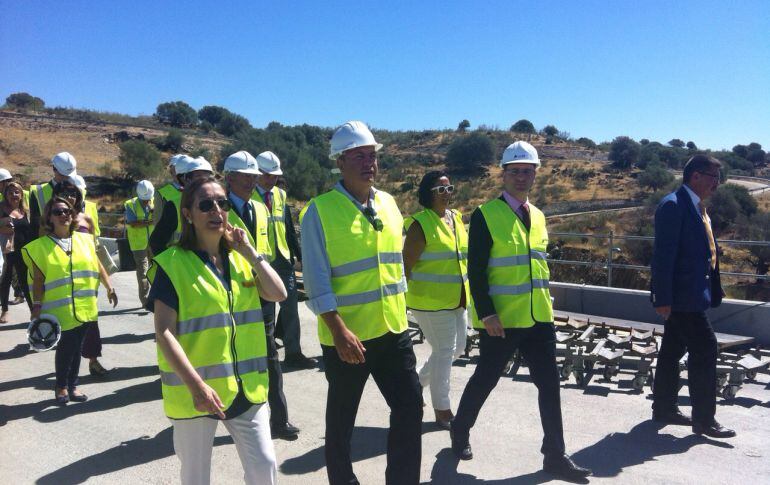 La ministra Ana Pastor visita el viaducto sobre el río Almonte con José Antonio Monago