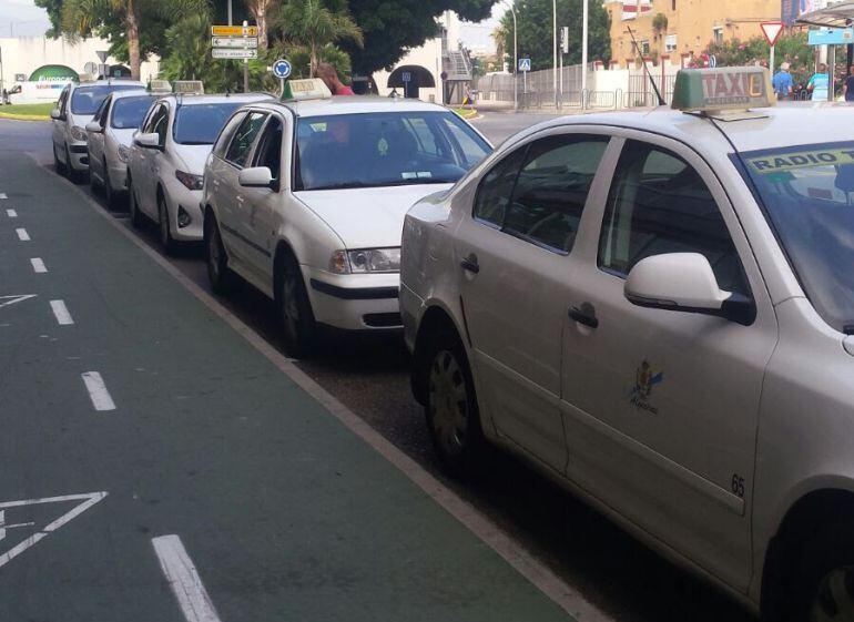 Parada de taxis junto a la estación de autobuses.