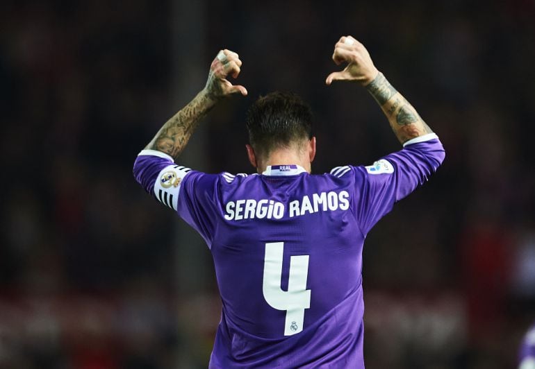 Sergio Ramos se señala su nombre después de marcar en el Sánchez Pizjuán