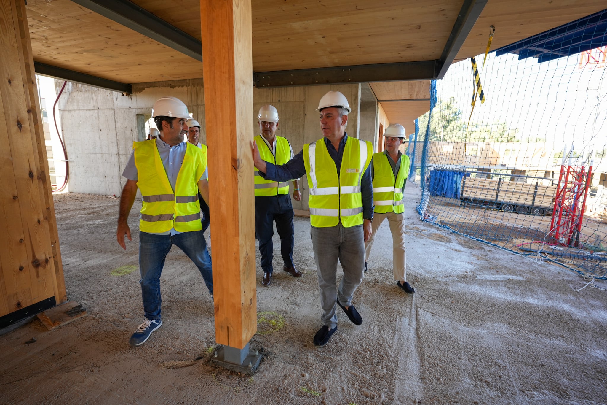 El alcalde de Sevilla durante su visita a las obras de Emvisesa en Valdezorras