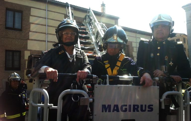 Manuela Carmena se ha subido en la escala de uno de los nuevos vehículos de los bomberos