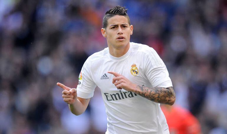 James celebra un gol con la camiseta del Real Madrid.