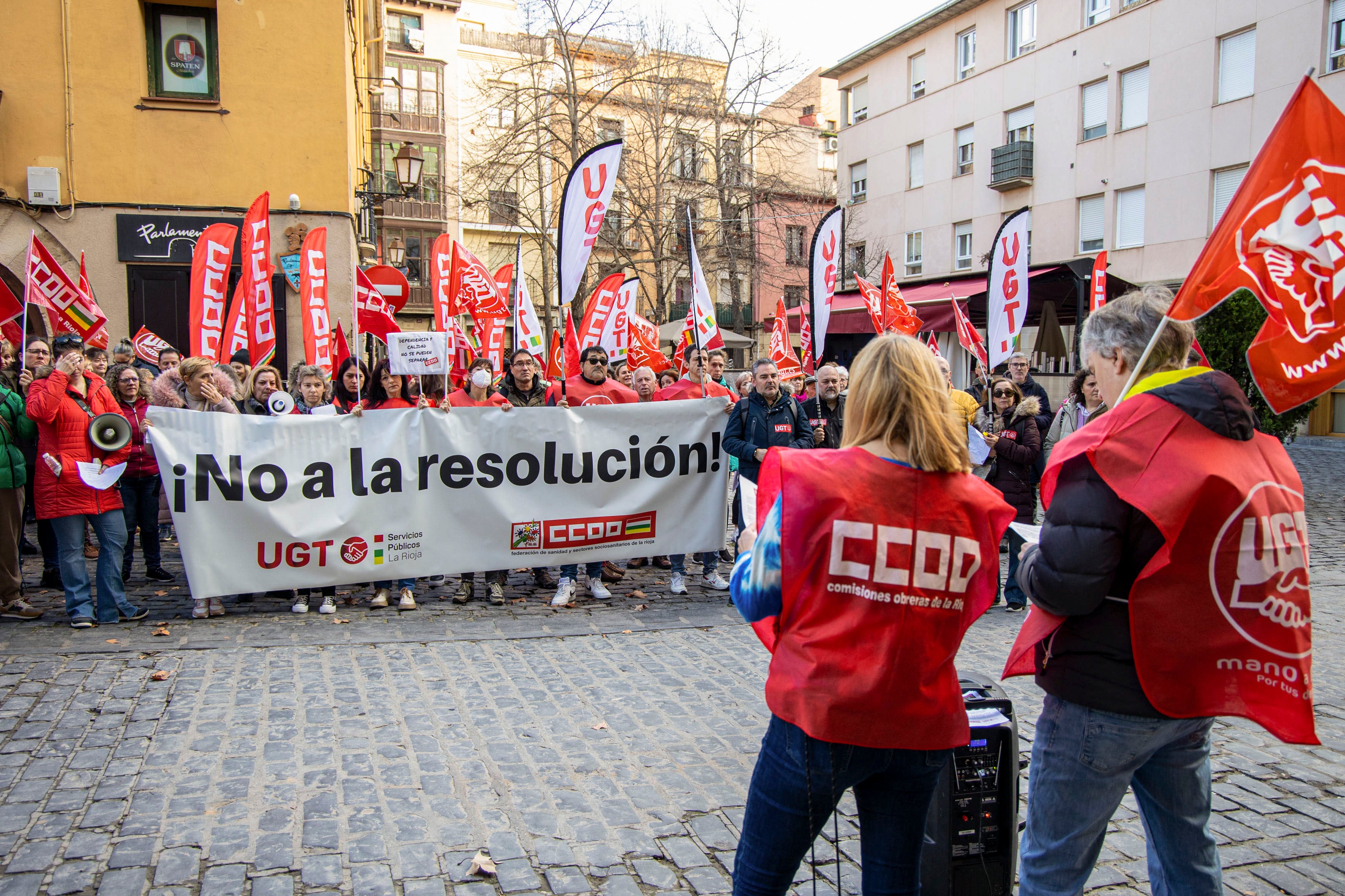 LOGROÑO 19/02/2024.- Cerca de un centenar de miembros de UGT y CCOO han participado este lunes en una concentración ante el Parlamento de La Rioja, antes del inicio de la sesión plenaria en la Cámara, y a los que han saludado diputados del PSOE e IU. UGT y CCOO han avanzado este lunes que pedirán la adopción de medidas cuatelares para que se suspenda la resolución de la Consejería de Salud y Políticas Sociales que exonera de penalidades a las residencias de mayores y centros de día que no cumplan con las ratios de personal establecidas. EFE/Raquel Manzanares
