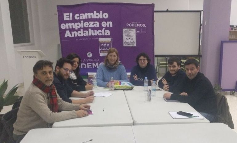 Representantes de las ejecutivas de Podemos e Izquierda Unida en Jerez durante la primera reunión para preparar la coalición electoral.