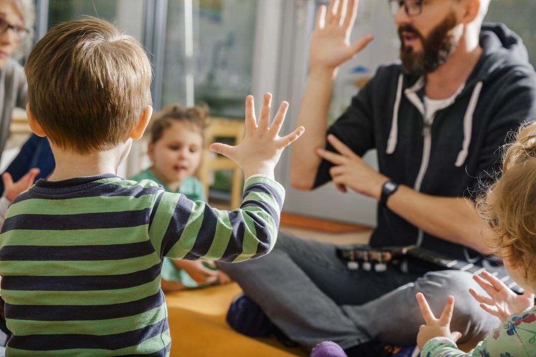 Un profesor trabaja con alumnos de una escuela infantil