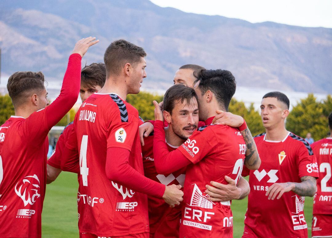 El Real Murcia celebra el gol de Chumbi en El Ejido