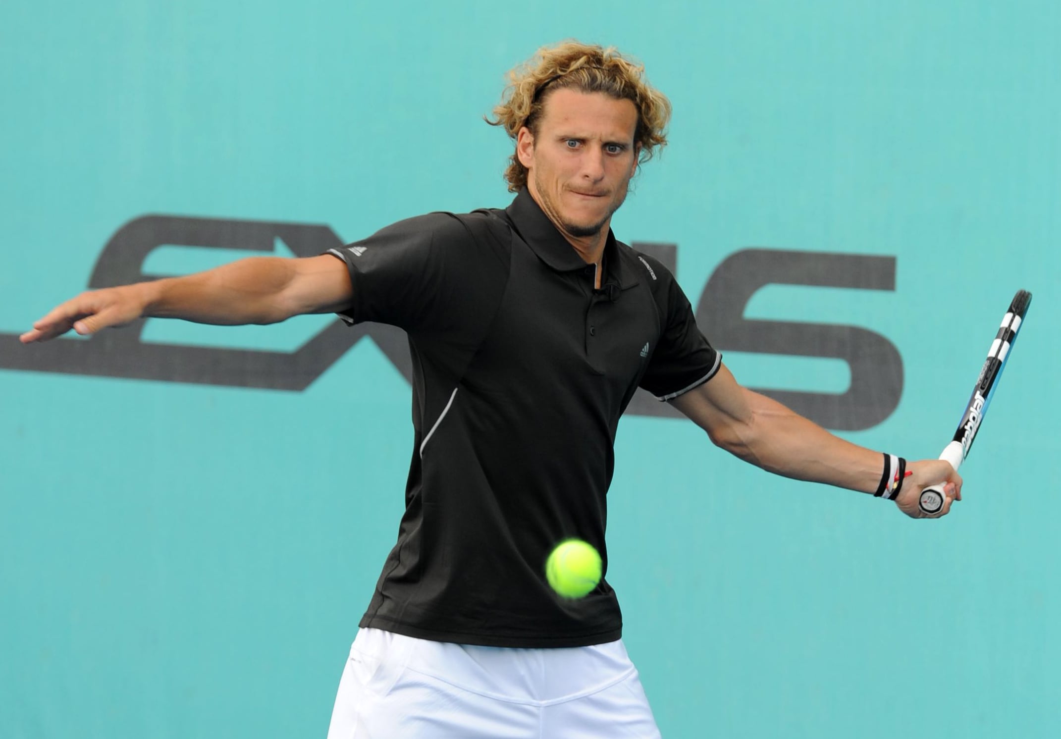 Diego Forlán, en una fotografía de archivo, jugando al tenis en la Caja Mágica.  (Europa Press/Europa Press via Getty Images)