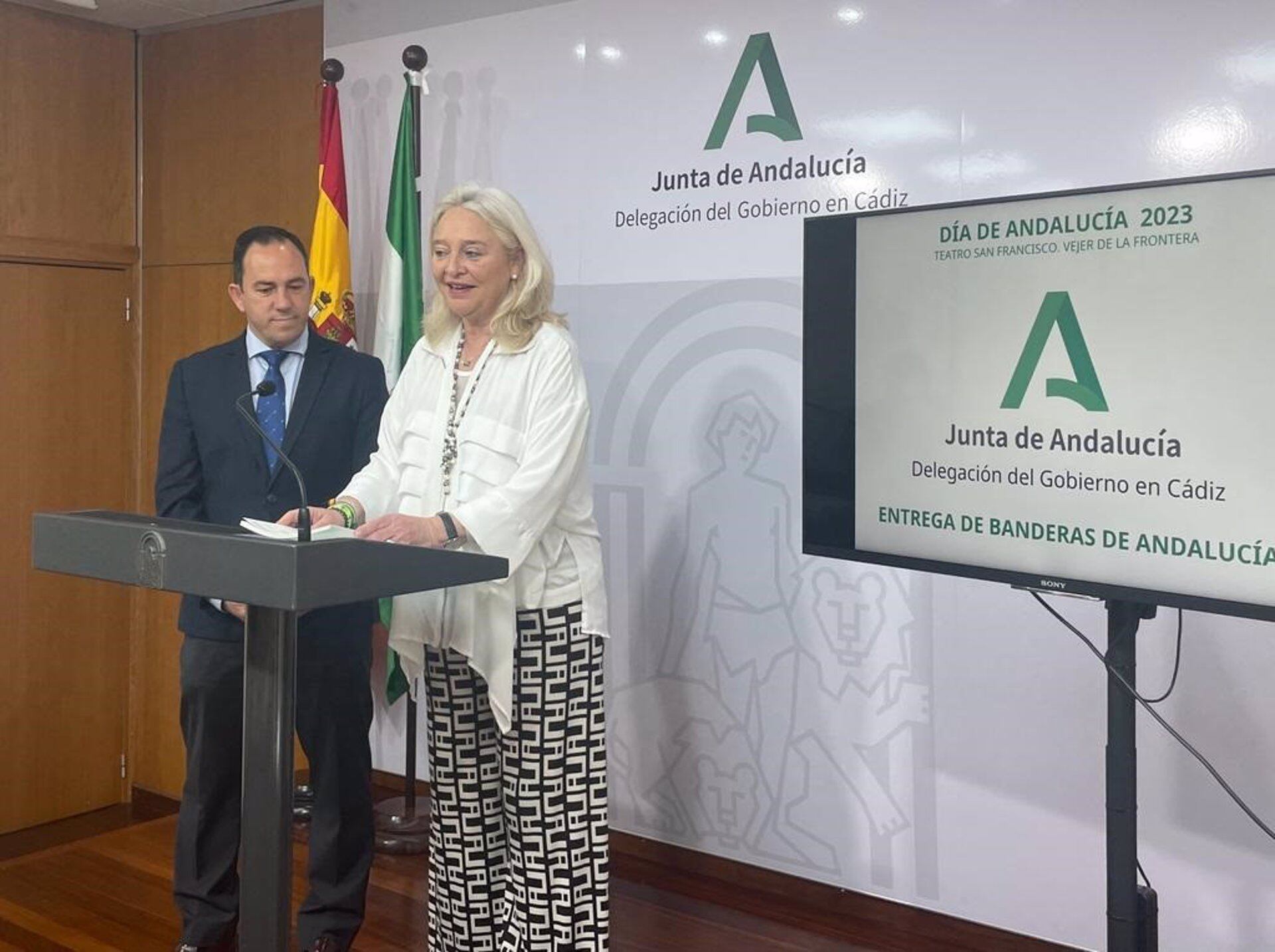 Mercedes Colombo dando a conocer la nómina de premiados