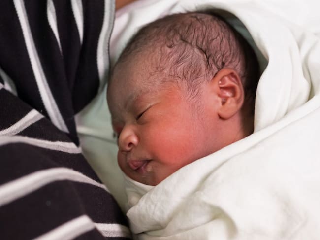 Niña recién nacida en Fiyi, el primer nacimiento de 2019