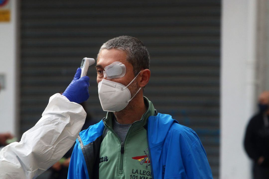 Sanitarios toman la temperatura a las personas citadas por Salud, antes de  hacerse los test rápidos de antígenos PCR