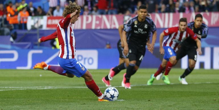 Griezmann lanza el penalti que supuso el segundo gol del Atlético ante el Madrid en la vuelta de semifinales de la Champions.