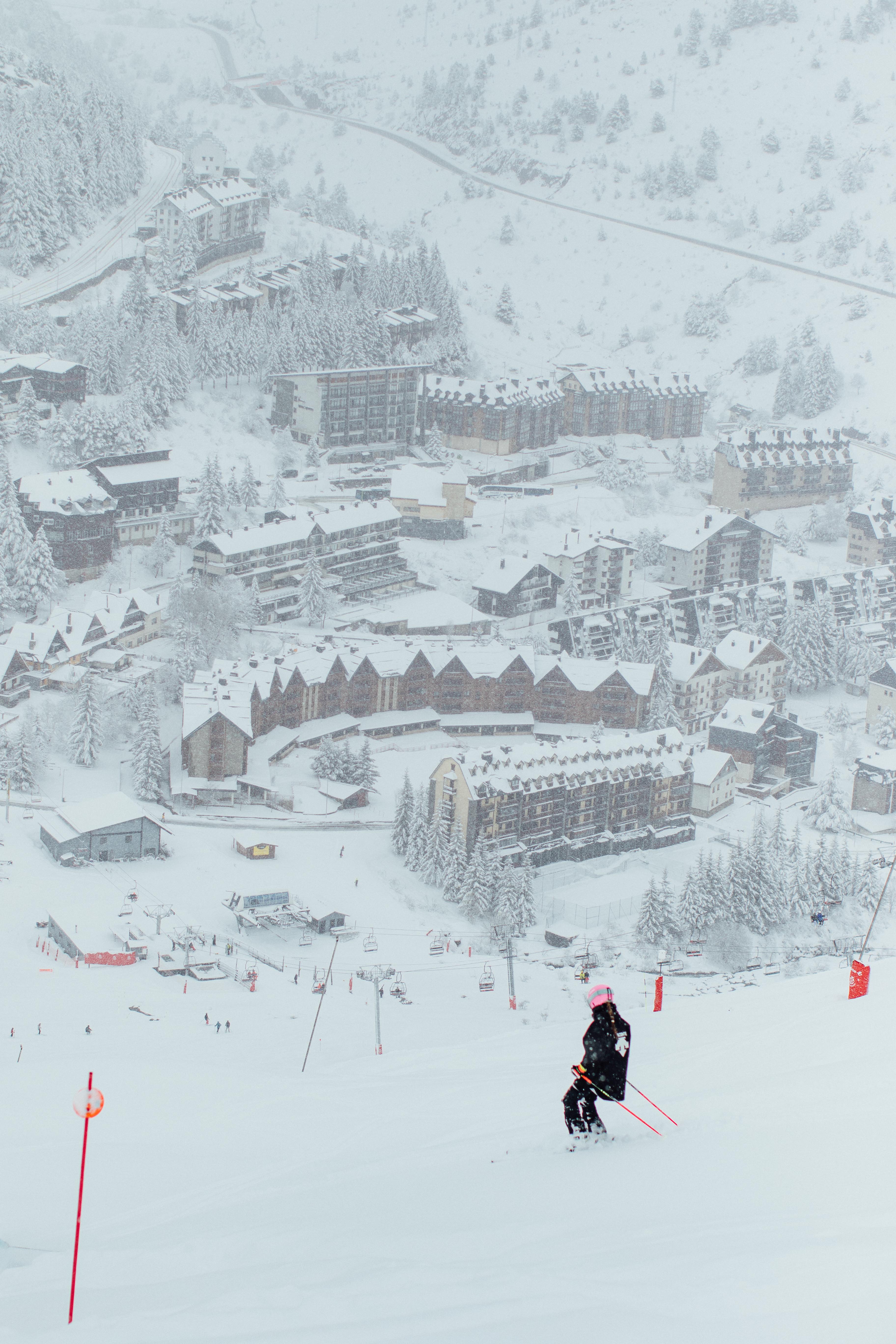 Vista de Candanchú desde la estación este martes