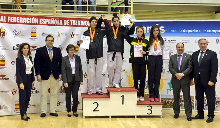 Las hermanas Calvo en el podium