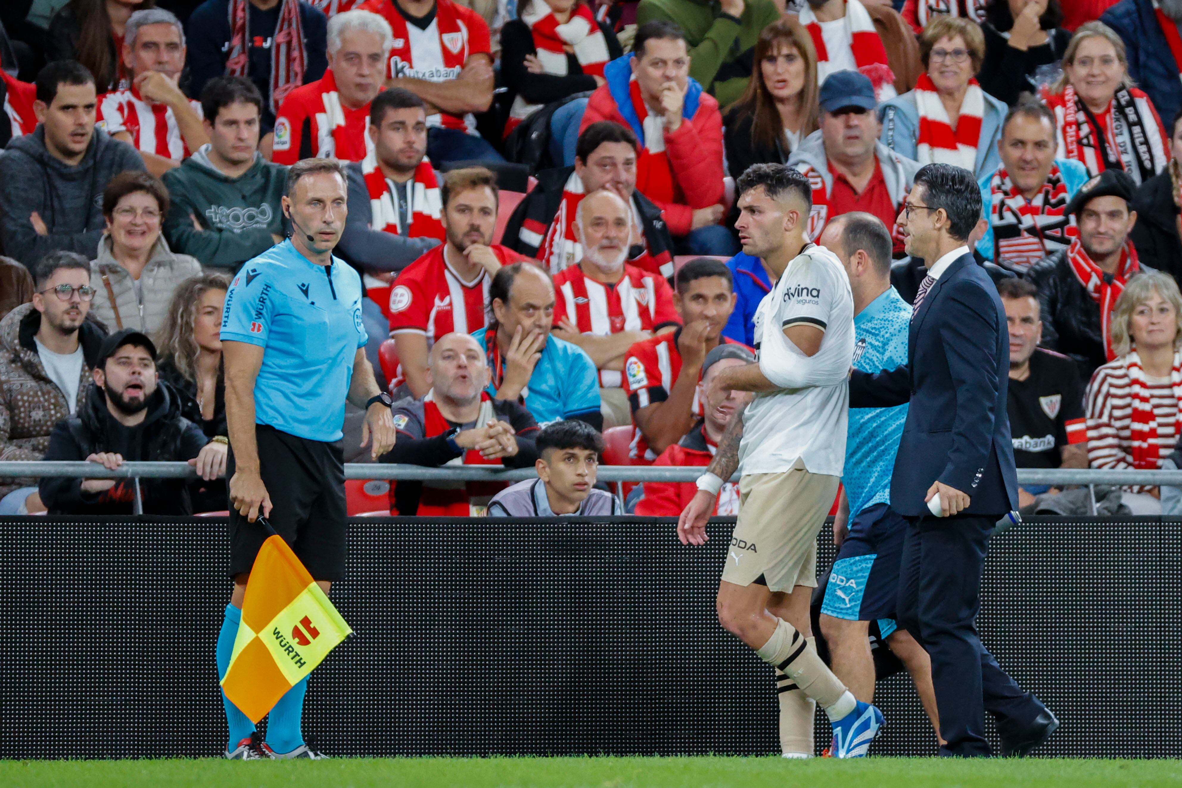 BILBAO (ESPAÑA), 29/10/2023.- El delantero del Valencia Hugo duro (2d) se retira lesionado durante el partido correspondiente a la jornada 11 de LaLiga que Athletic Club y Valencia disputan este domingo en el estadio San Mamés de Bilbao. EFE/ Luis Tejido
