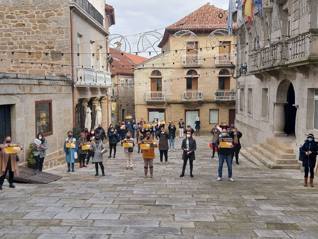 Protesta de comerciantes y hosteleros del casco histórico de Tui delante de la Casa do Concello. 