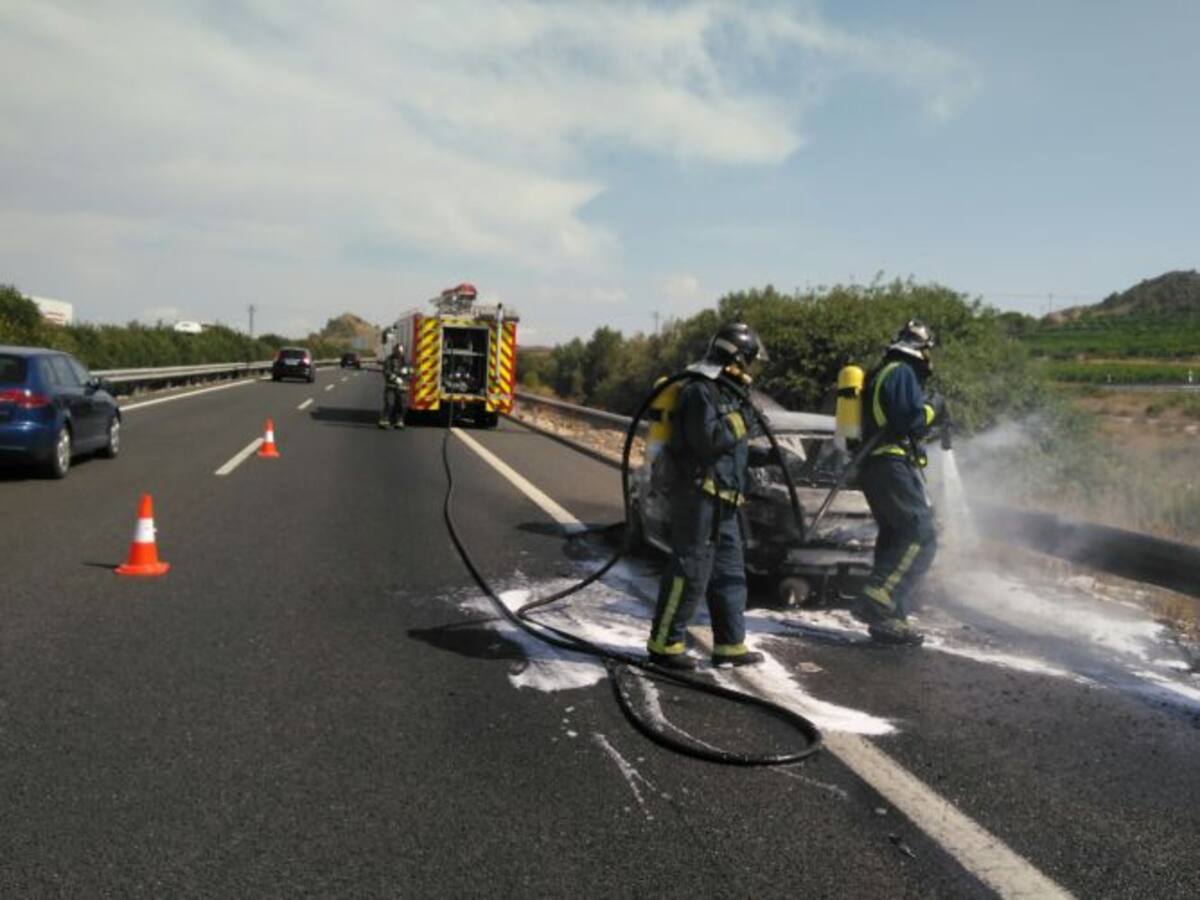 Un vehículo queda calcinado en la A-30 a la altura de Blanca