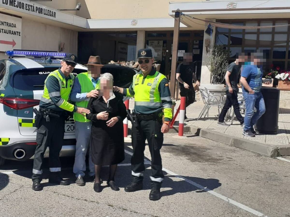 Una mujer de 95 años es auxiliada del interior de su vehículo en la A-4