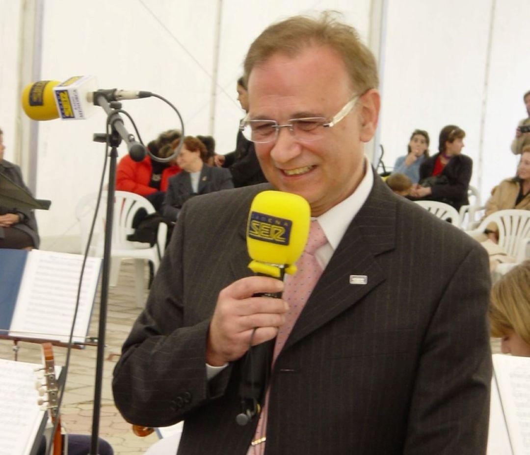 La simpatia i la fermesa d&#039;en Manolo Escalona va fer molt feliços els nens més necessitats de l&#039;Illa i va al·legrar moltes matinals del cap de setmana als oients de Ràdio Menorca.