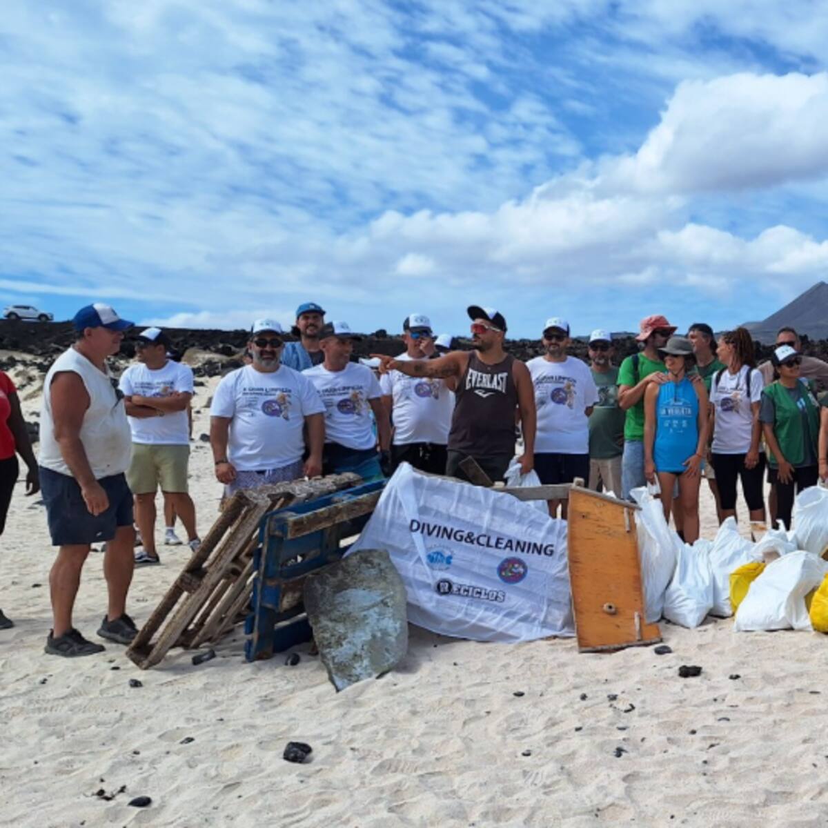 Más de 3.000 residuos retirados de la costa gracias a la campaña “1m² por las playas y los mares”
