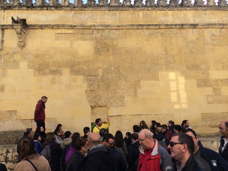 Turistas en las proximidades de la Mezquita