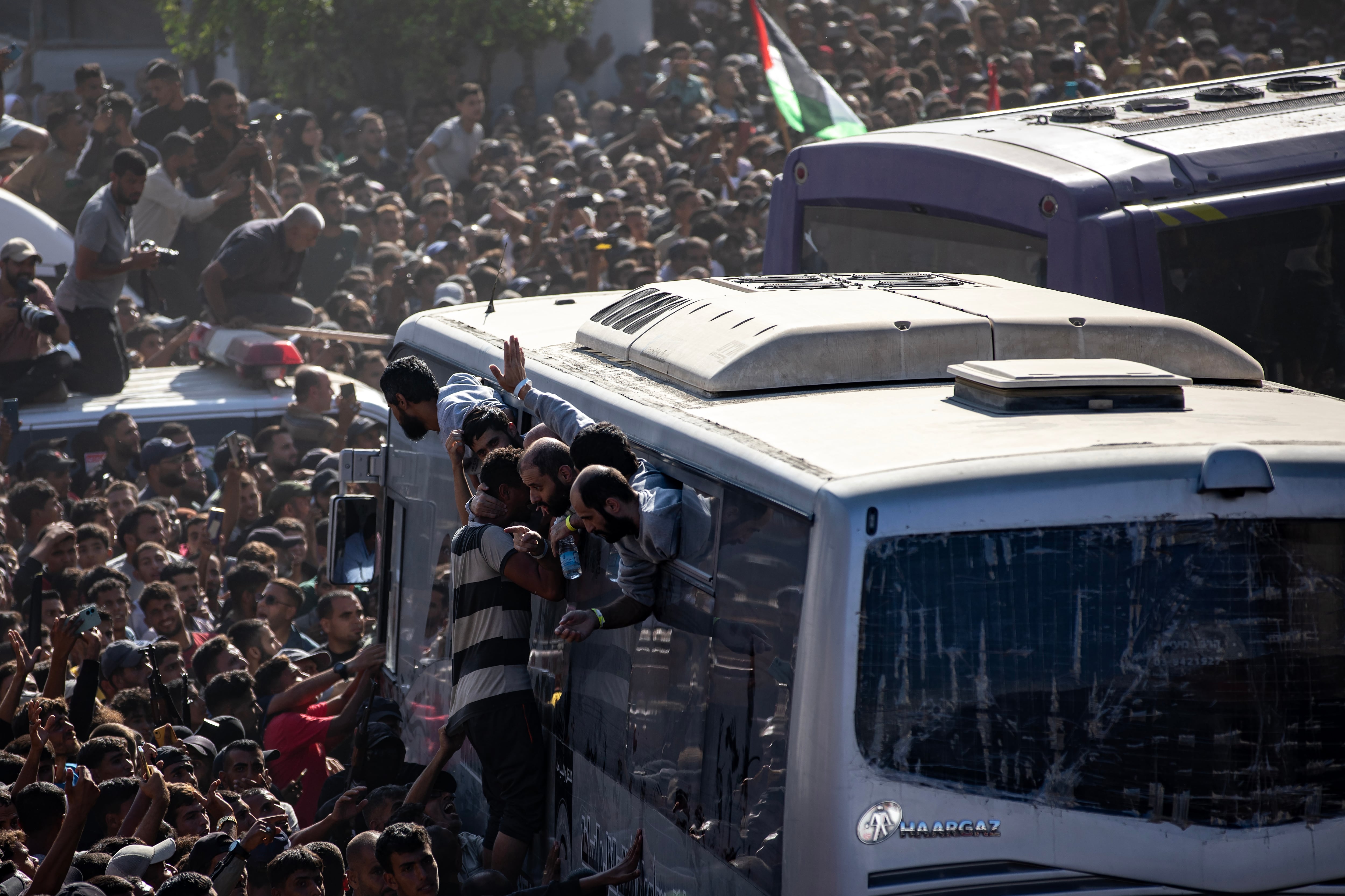 Prisioneros palestinos liberados a su llegada a Gaza tras su liberación en Khan Yunis, sur de Gaza