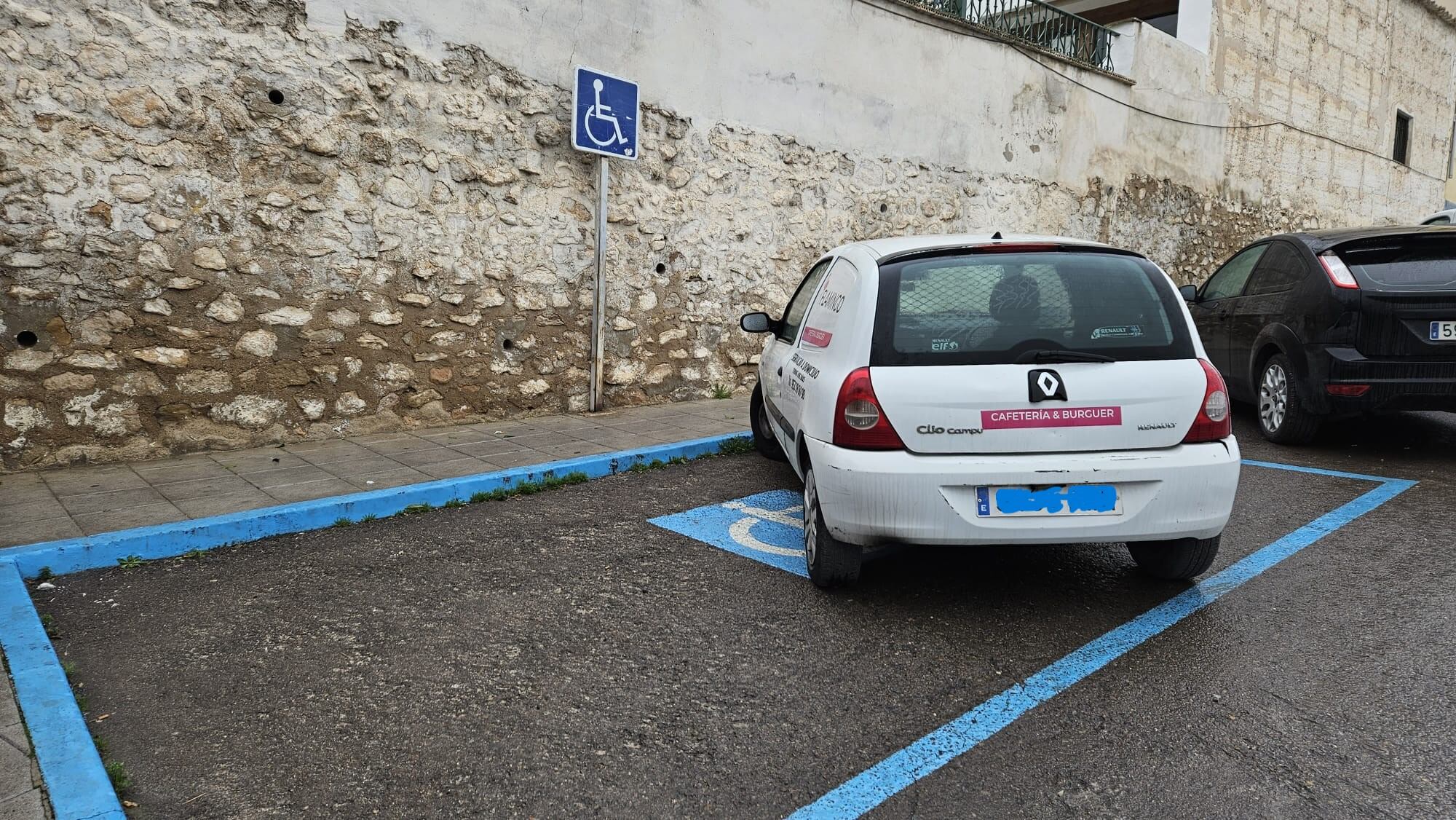 Vehículo de una empresa vinculada con un Policía local en zona reservada a Asociación de Alzheimer