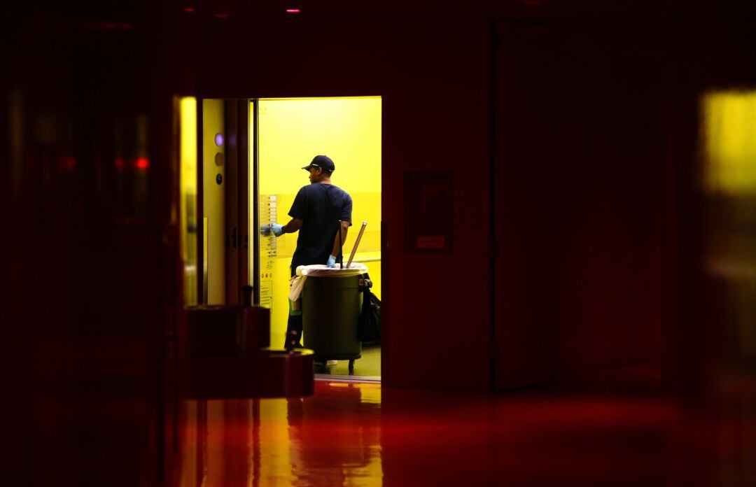 Un limpiador en el ascensor de un edificio.
