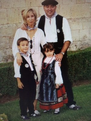 Javier, junto a su familia
