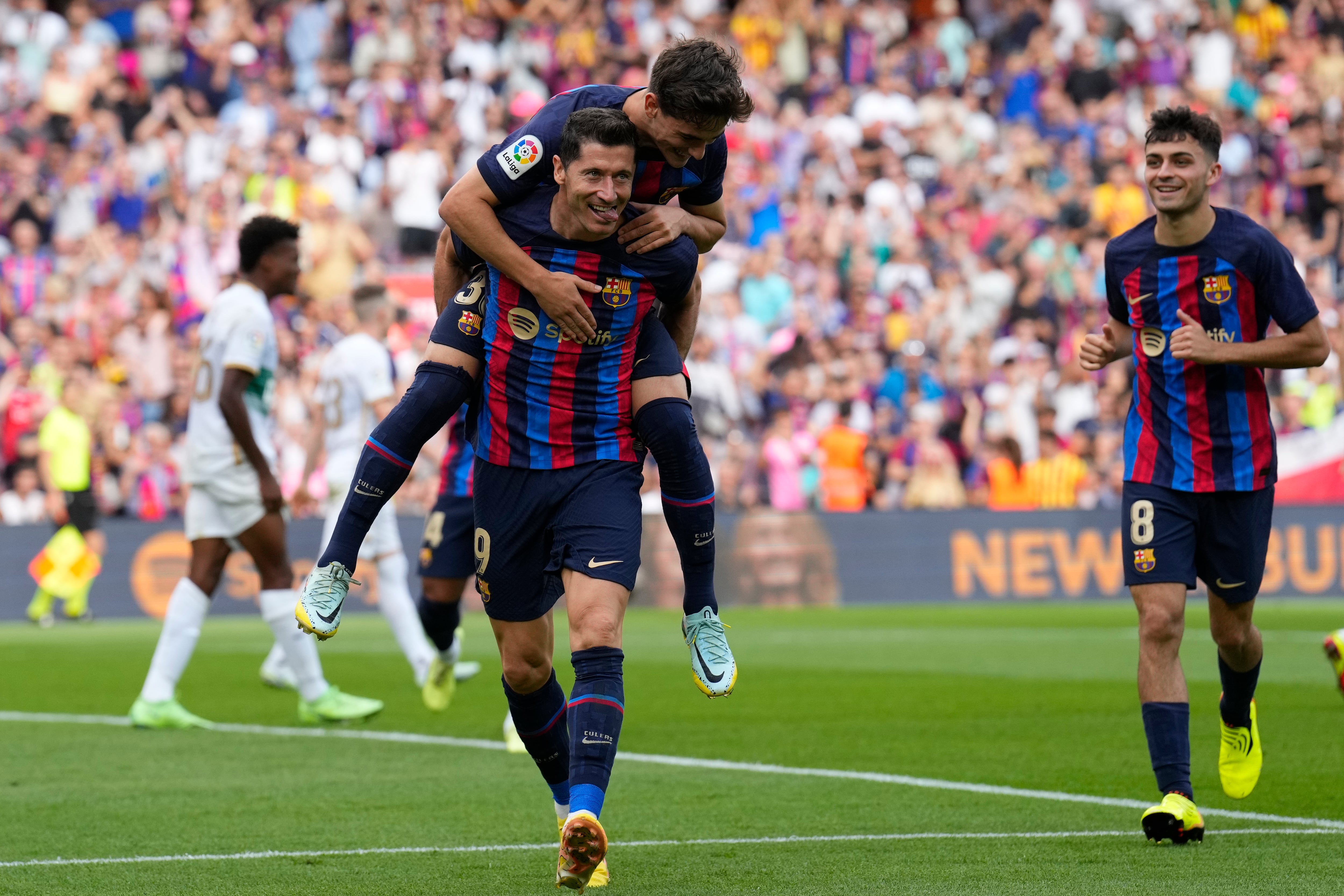 Lewandowski celebra con Gavi y Pedri su segundo gol ante el Elche.