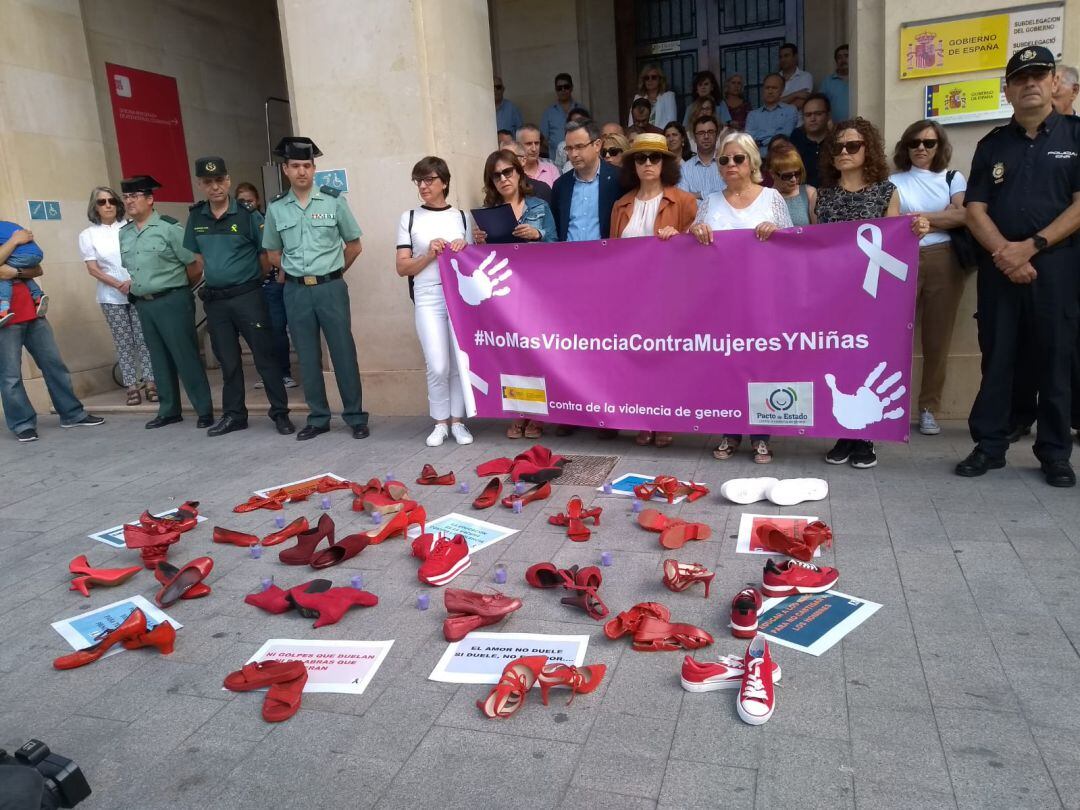 Minuto de silencio ante la Subdelegación del Gobierno, tras la muerte que hace llegar a un millar la cifra de mujeres víctimas de violencia machista.