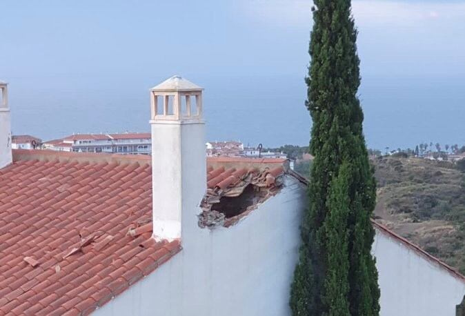 Los daños en el tejado de la vivienda en Mijas (Málaga)