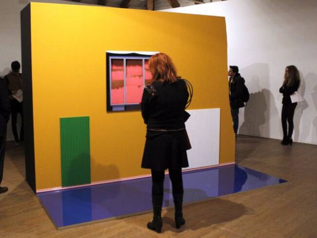 Una mujer observa una de las obras principales del artista Miguel Mitlag