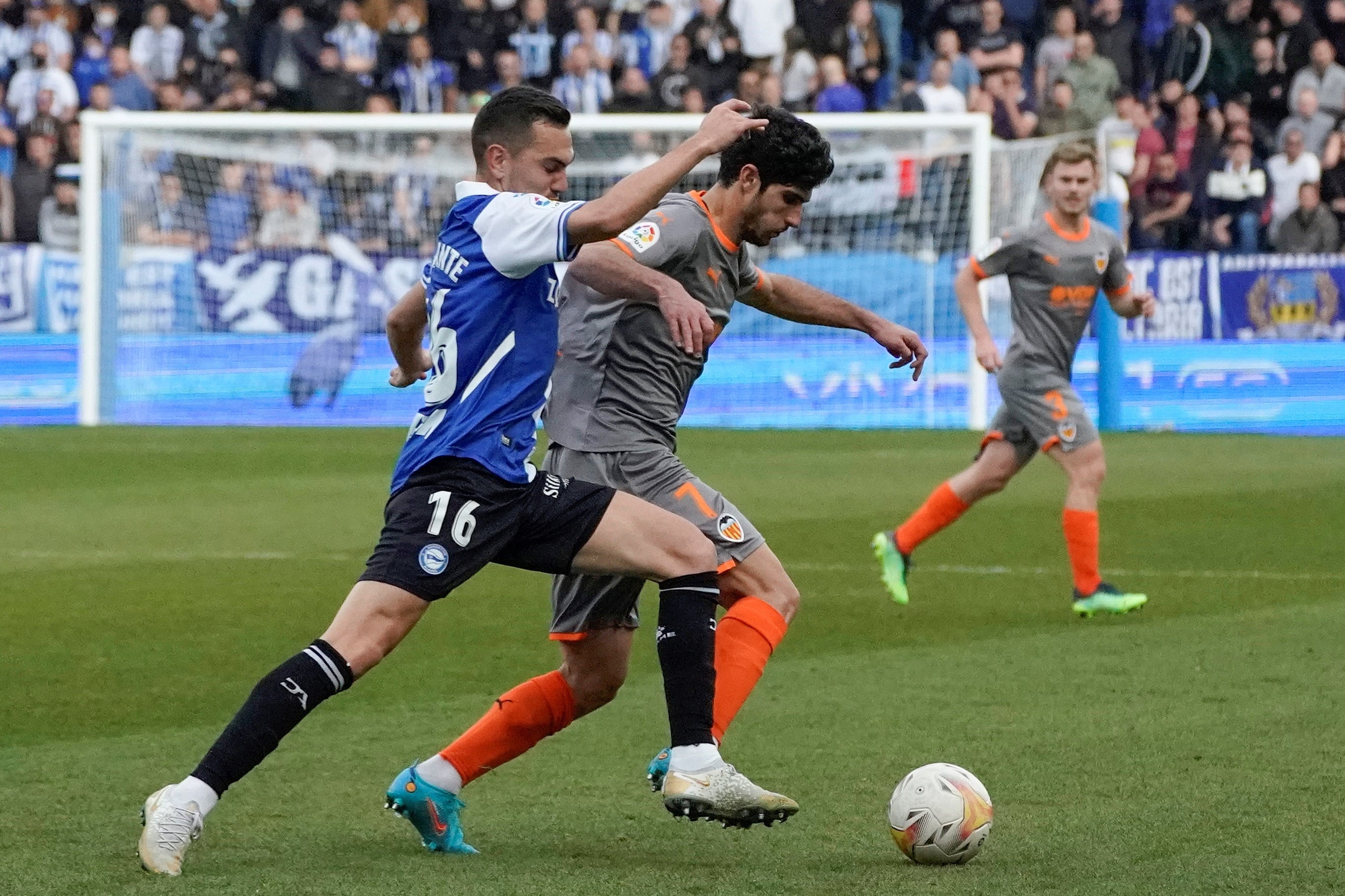 VITORIA, 13/02/2022.- El centrocampista del Alavés, Gonzalo Escalante, y el delantero del ValenciaGonçalo Manuel Guedes, durante el partido de la jornada 24 de la LaLiga Santander de fútbol este domingo en el estadio de Mendizorroza en Vitoria