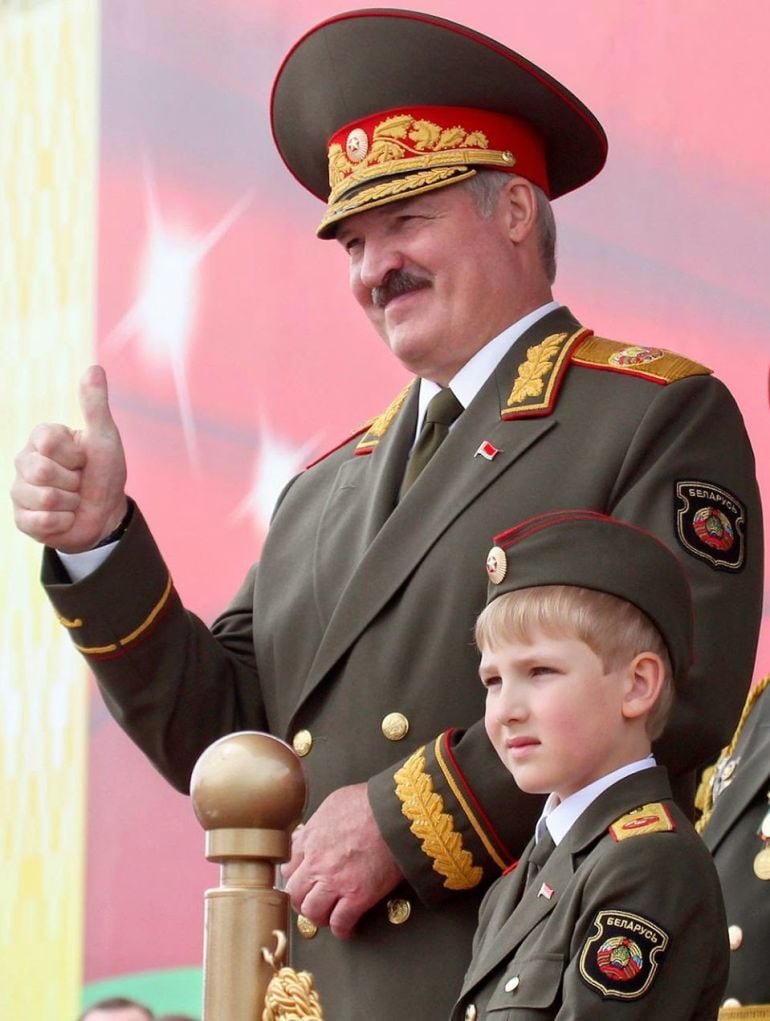 El presidente de Bielorrusia y su hijo ámbos con el uniforme oficial de las fuerzas armadas de a quel país presidiendo un desfile militar.