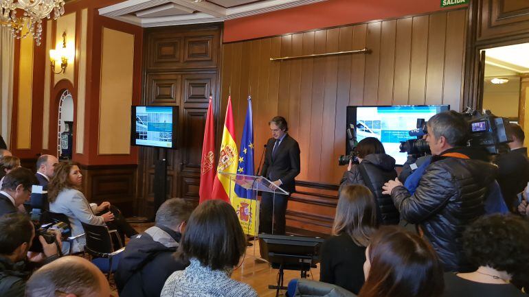 Iñigo De La Serna, en la Delegación del Gobierno, en Pamplona. Sentados, enfrente, el Vicepresidente foral Manu Ayerdi, y la Delegada del Gobierno, Carmen Alba