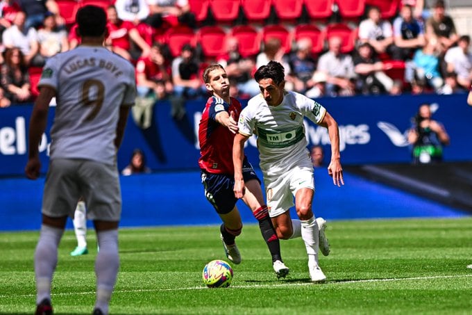 Un momento del partido Osasuna-Elche que se jugó en El Sadar