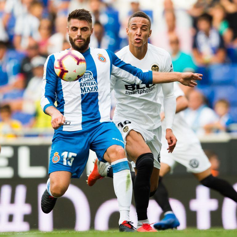 Rodrigo busca un balón ante la defensa de David López, este domingo