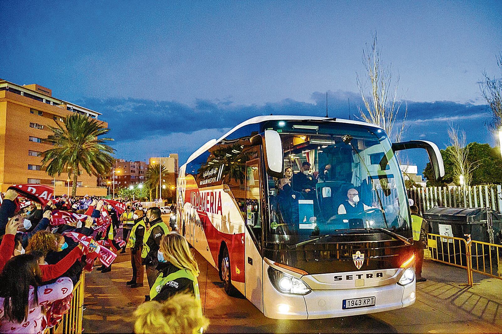 La llegada del equipo al Estadio de los Juegos Mediterráneos.
