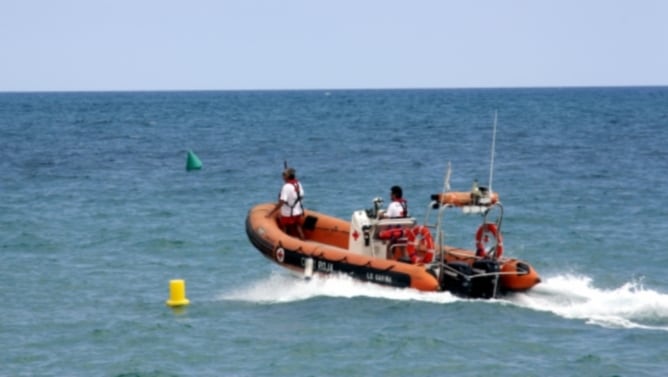 La embarcación de vigilancia de la Cruz roja ante la playa de Ocata