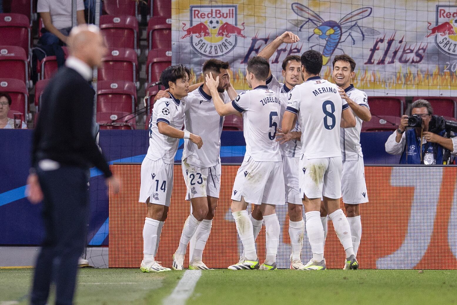 Salzburg (Austria), 03/10/2023.- Brais Mendez of Real Sociedad (2-L) celebrates with his teammates after scoring the 0-2 goal during the UEFA Champions League soccer match between RB Salzburg and Real Sociedad, in Salzburg, Austria, 03 October 2023. (Liga de Campeones, Salzburgo) EFE/EPA/LUKAS HUTER
