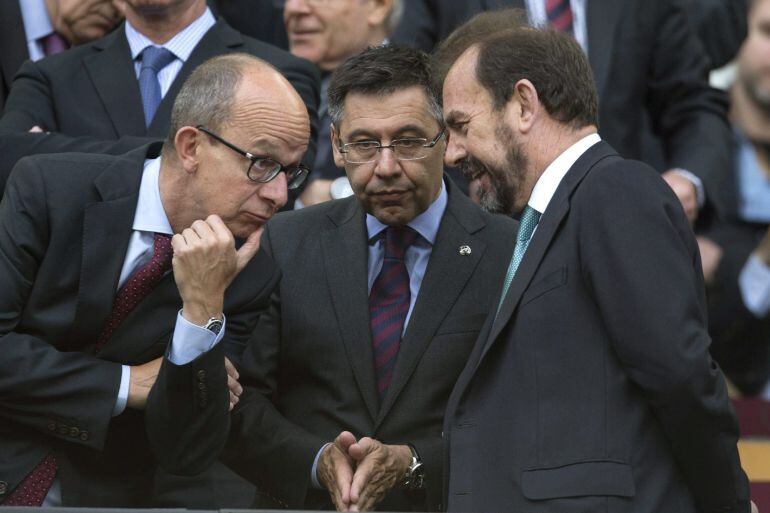 Josep María Bartomeu y Jordi Cardoner conversan con el presidente del Getafe, Ángel Torres