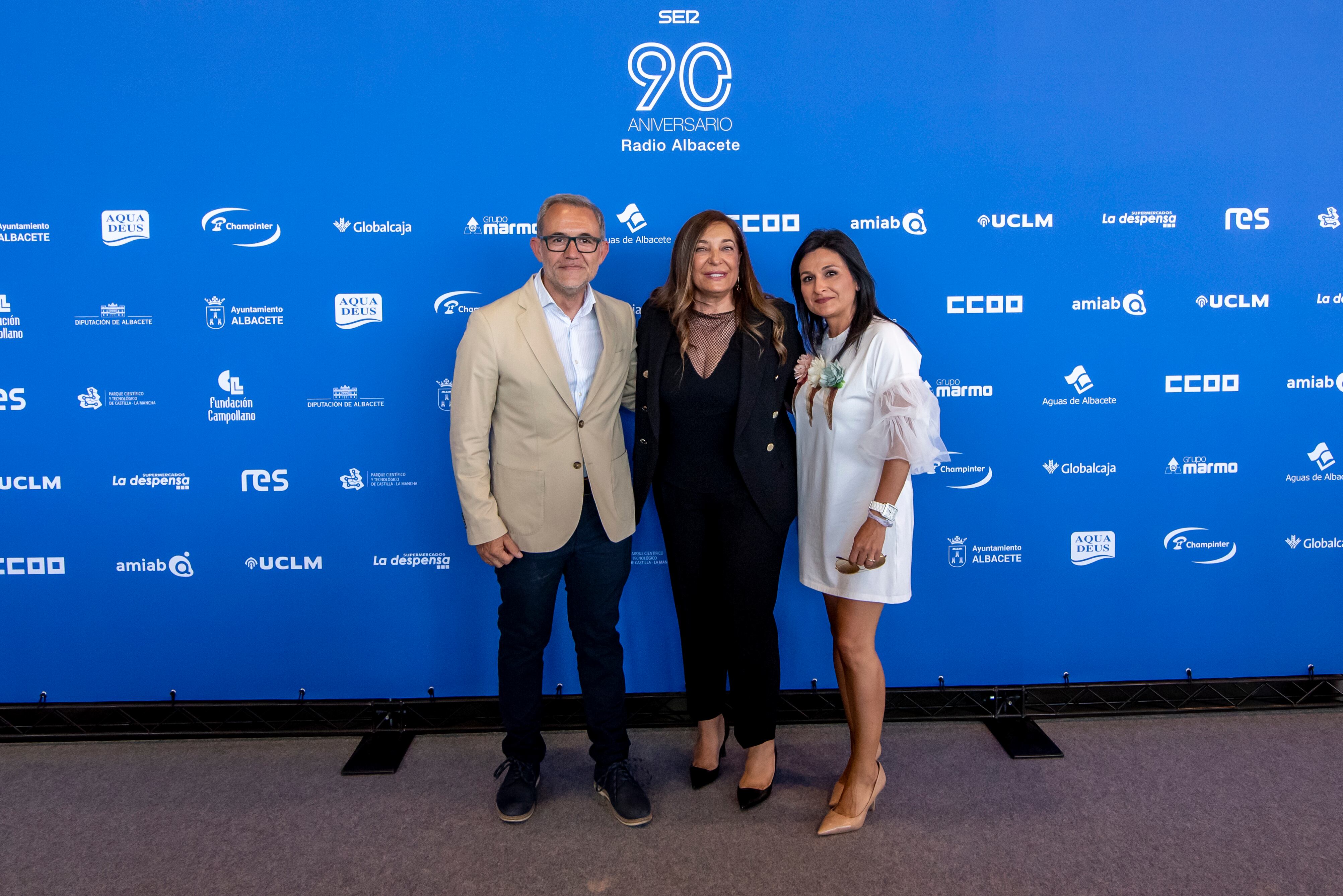 El presidente de Afanion en Albacete, Juan García, la directora de Radio Albacete, Justina Gómez, y Carmen Balibrea, de Afanion.