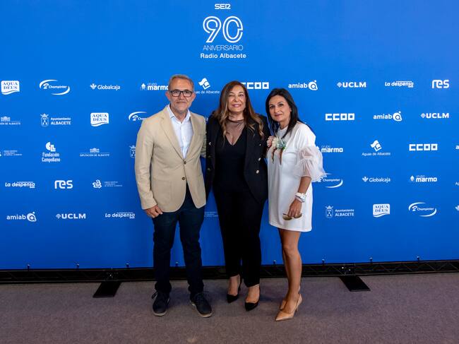 El presidente de Afanion en Albacete, Juan García, la directora de Radio Albacete, Justina Gómez, y Carmen Balibrea, de Afanion.